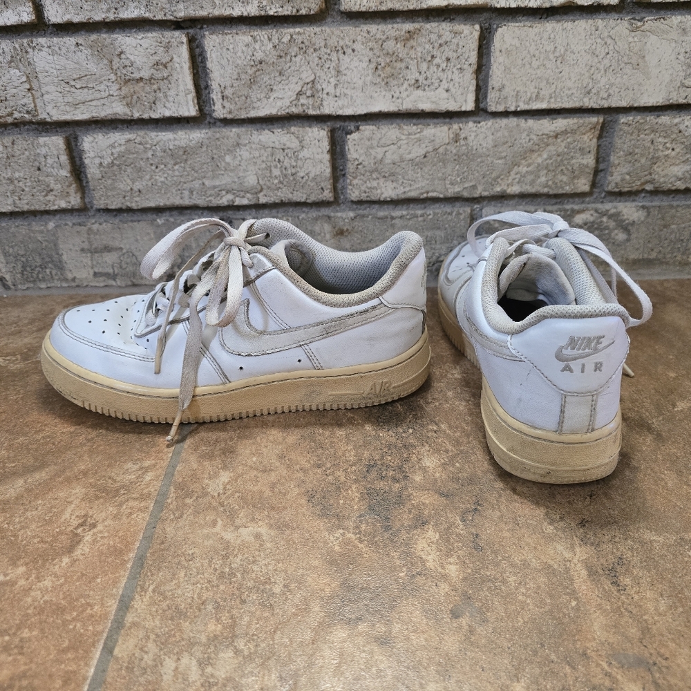 White Basic | NIKE | Air Force 1 Sneaks